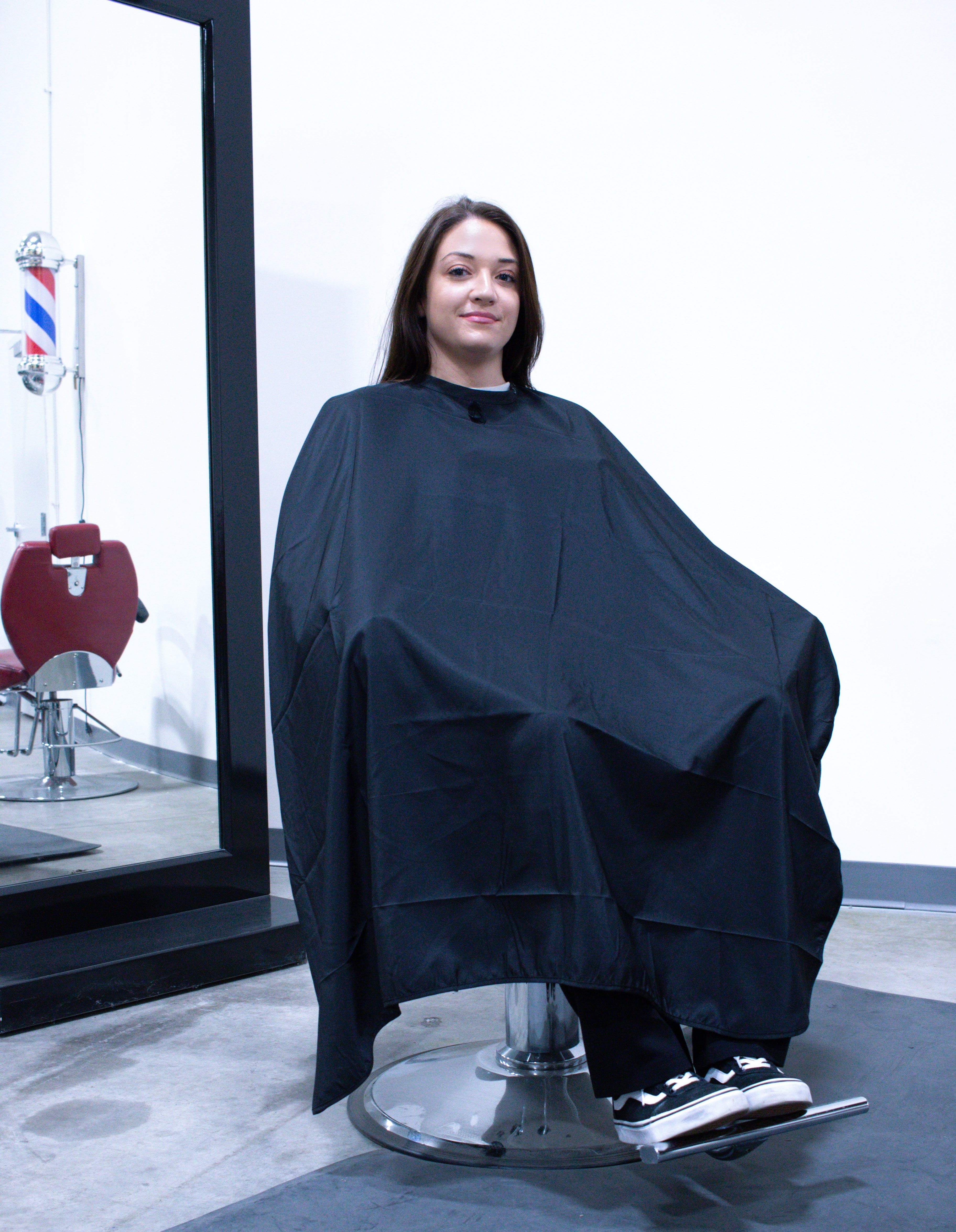 Wholesale hot sale hair cutting capes 100% polyester hairdressing gowns  barber shop Styling Salon Cape with Clips From m.
