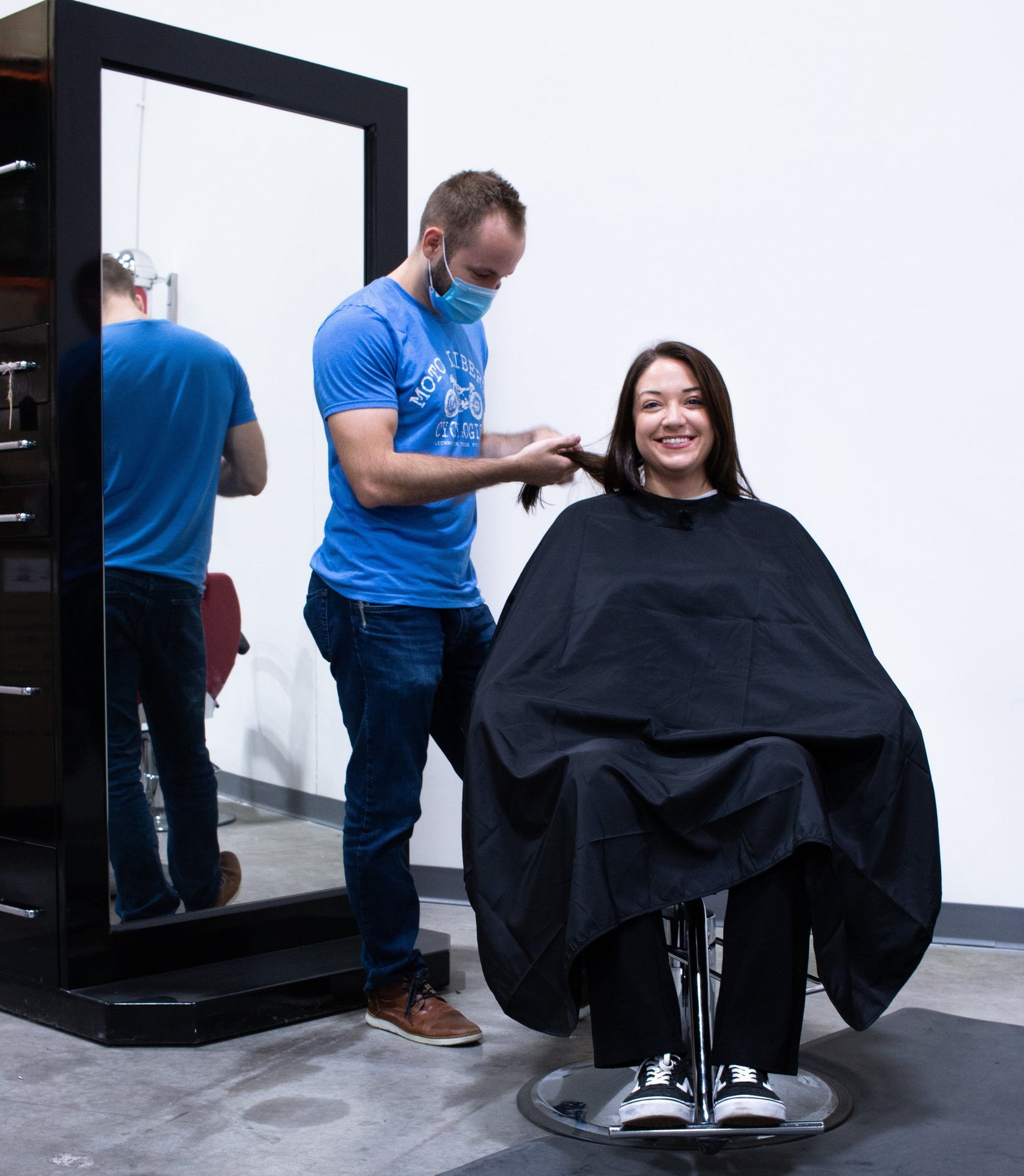 Blue & White Barber Hairdressing Capes – K5 International